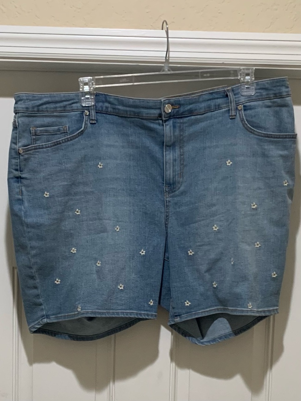 Code Bleu Luxe Lift Daisy Front Embroidered Denim Classic Bermuda Shorts SZ 22W - Picture 2 of 9